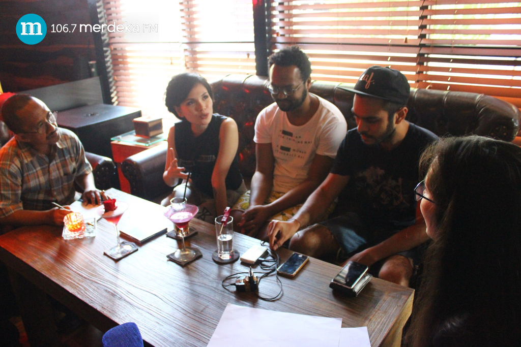 Dekat saat interview di Press Conference PROSES LAHIR KEMBALI : Launching Party Album Pertama Dekat “Meranggas” 