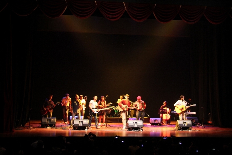 Konser Tunggal Silampukau dan Kawan-Kawan di Surabaya : Pulang ke Rumah, Mendekap Makna