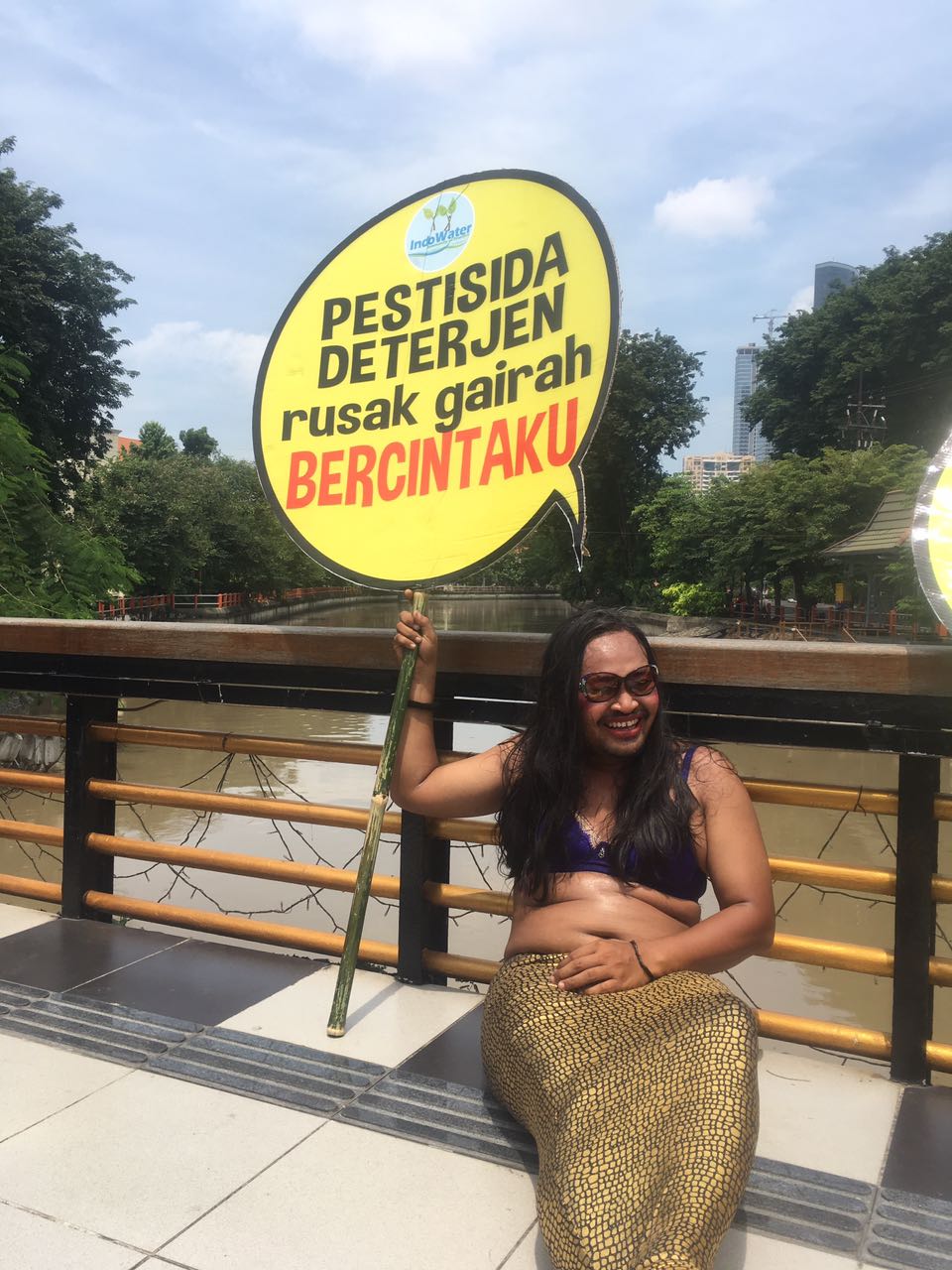 Putri Duyung Terdampar di Depan Sungai Kalimas Surabaya